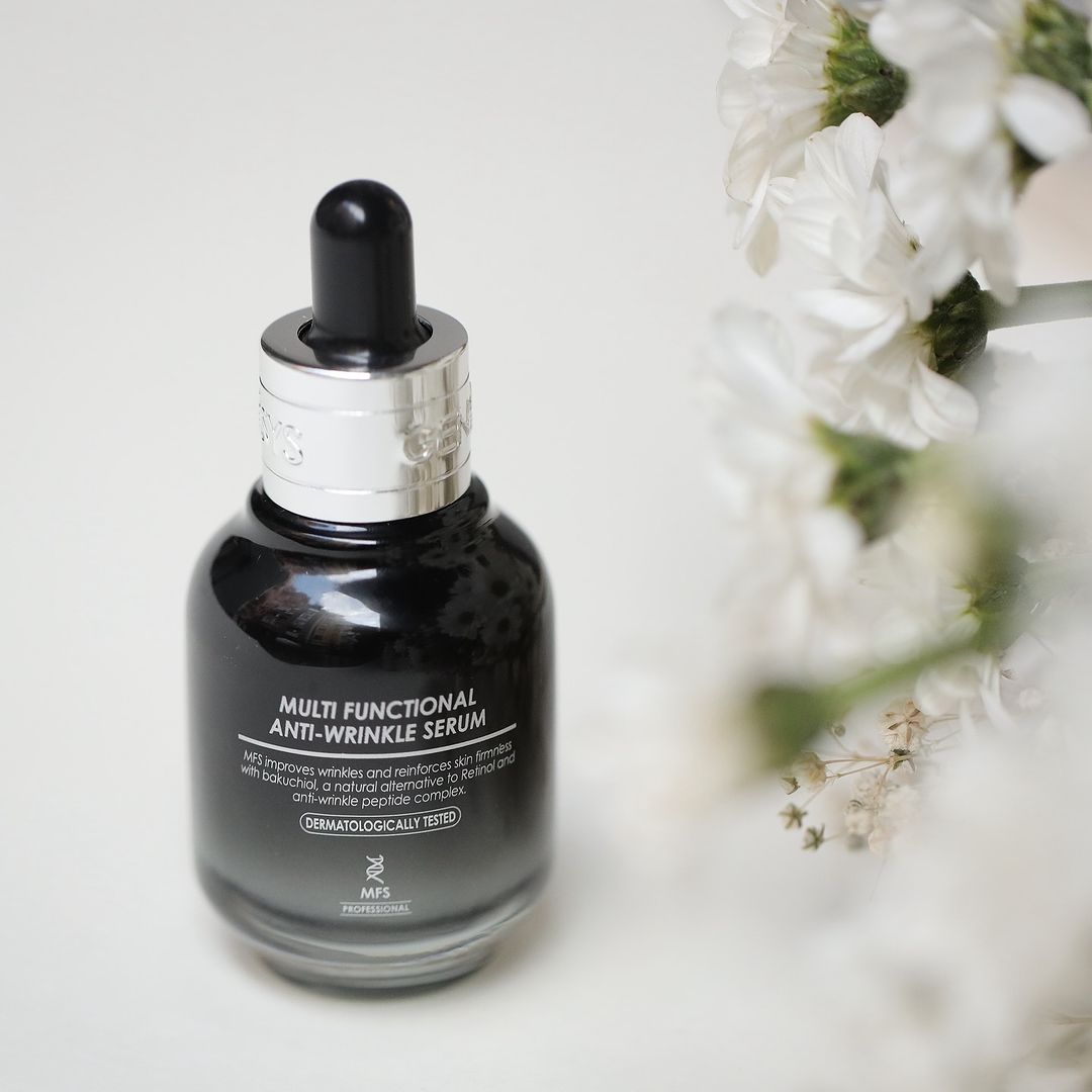 Cildinizde anti-aging bir etki için Genosys Multi Functional Anti-Wrinkle Serum   Retinole doğal ve besleyici bir alternatif bileşen olan Bakuchiol içeriği ile kırışıklık belirtilerini geriletmeye yardımcı